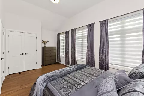 Bedroom - 700 E 46th St, Chicago, IL 60653 photo 2 of 5