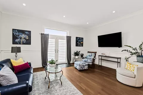 Living - 700 E 46th St, Chicago, IL 60653 photo 3 of 5