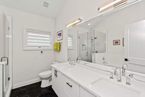 Bath - 700 E 46th St, Chicago, IL 60653 photo 3 of 5