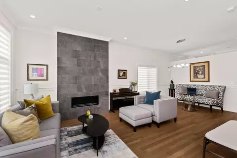 Living - 700 E 46th St, Chicago, IL 60653 photo 1 of 5