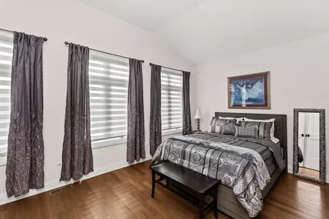 Bedroom - 700 E 46th St, Chicago, IL 60653 photo 1 of 5