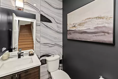Bath - 700 E 46th St, Chicago, IL 60653 photo 1 of 5