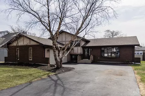 8336 Mending Wall Dr, Woodridge, IL 60517