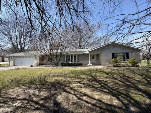 24 S Country Club Rd, Mattoon, IL 61938