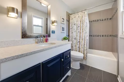 Bath - 703 Crestview Dr, Ingleside, IL 60041 photo 2 of 5