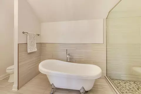Bath - 2824 Central Rd, Glenview, IL 60025 photo 3 of 7