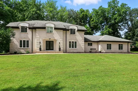 26 Briarwood Ln, Bettendorf, IA 52722