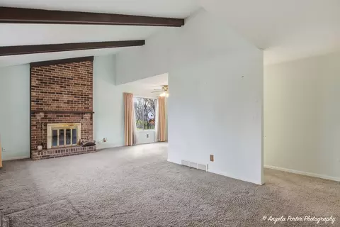 Living - 4911 W Bromley Dr, Mchenry, IL 60050 photo 2 of 6
