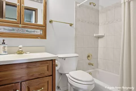 Bath - 4911 W Bromley Dr, Mchenry, IL 60050 photo 2 of 2