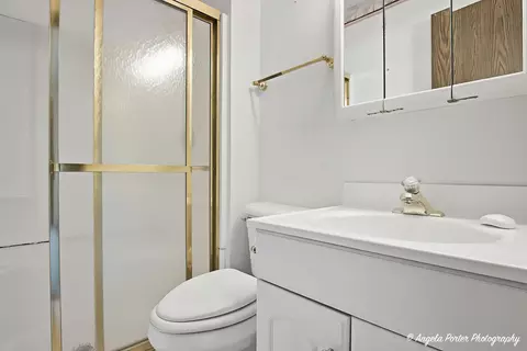 Bath - 4911 W Bromley Dr, Mchenry, IL 60050 photo 1 of 2