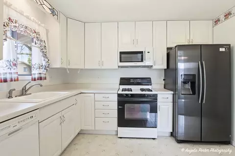 Kitchen - 4911 W Bromley Dr, Mchenry, IL 60050 photo 2 of 3