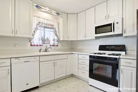 Kitchen - 4911 W Bromley Dr, Mchenry, IL 60050 photo 1 of 3