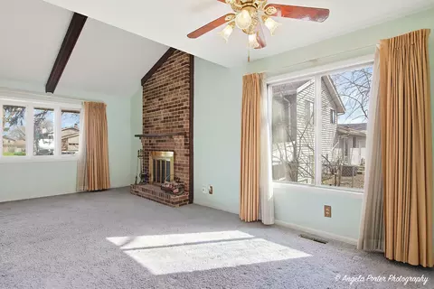 Living - 4911 W Bromley Dr, Mchenry, IL 60050 photo 5 of 6