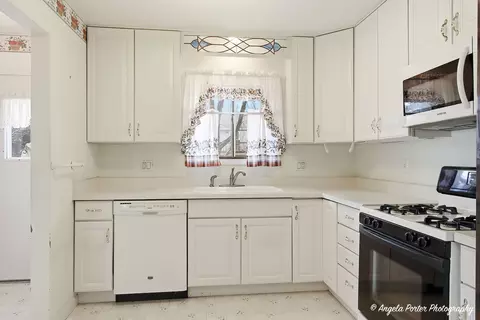Kitchen - 4911 W Bromley Dr, Mchenry, IL 60050 photo 3 of 3