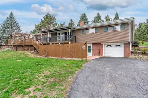 6887 Colonial Ave, Bettendorf, IA 52722