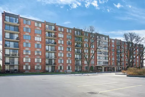 2000 Saint Regis Dr #2B, Lombard, IL 60148