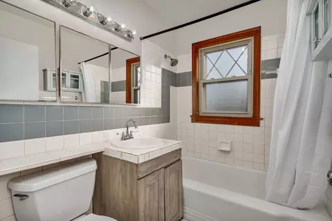 Bath - 6403 S Lorel Ave, Chicago, IL 60638 photo 1 of 2