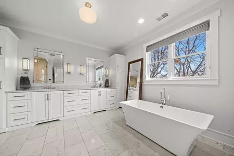 Bath - 619 Jackson Ave, River Forest, IL 60305 photo 1 of 4