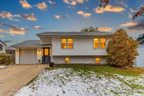1096 Beechwood Rd, Buffalo Grove, IL 60089