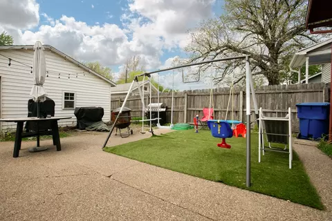 Exterior - 937 25th St, Moline, IL 61265 photo 7 of 8