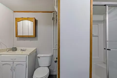 Bath - 937 25th St, Moline, IL 61265 photo 5 of 6
