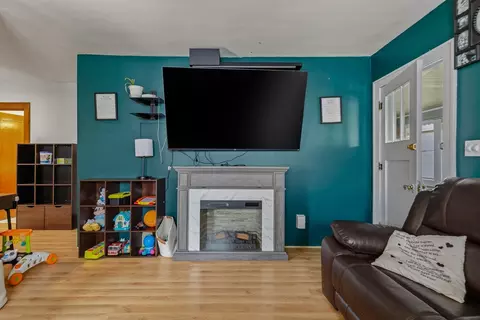 Living - 937 25th St, Moline, IL 61265 photo 2 of 2