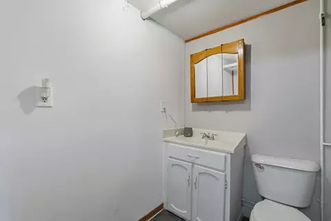 Bath - 937 25th St, Moline, IL 61265 photo 4 of 6