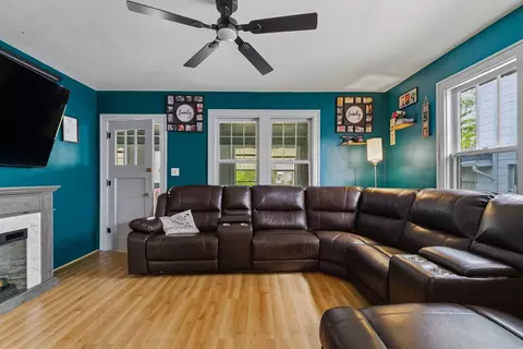 Living - 937 25th St, Moline, IL 61265 photo 1 of 2