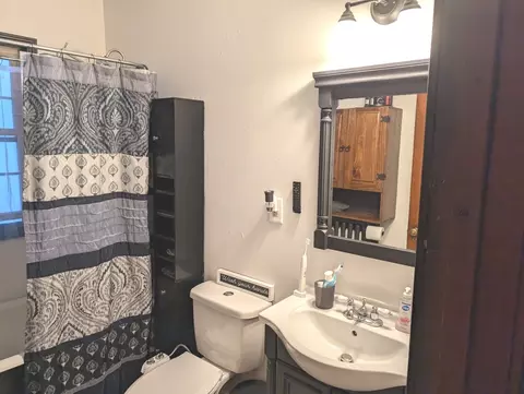 Bath - 937 25th St, Moline, IL 61265 photo 2 of 6