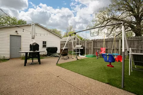 Exterior - 937 25th St, Moline, IL 61265 photo 6 of 8