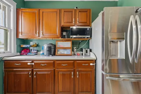 Kitchen - 937 25th St, Moline, IL 61265 photo 4 of 5