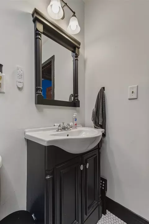 Bath - 937 25th St, Moline, IL 61265 photo 3 of 6