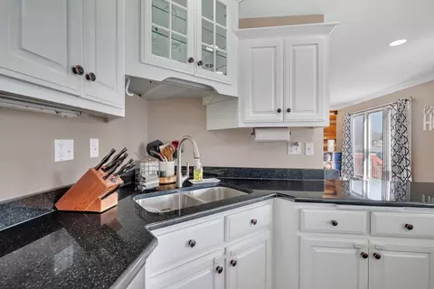 Kitchen - 208 Santos Ave, Minooka, IL 60447 photo 3 of 7