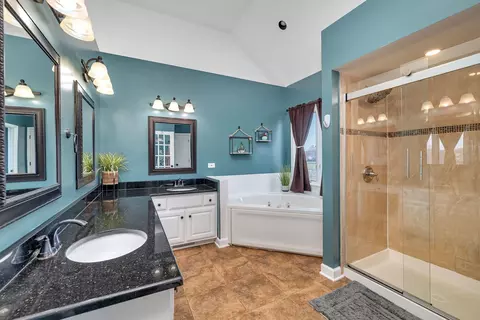 Bath - 208 Santos Ave, Minooka, IL 60447 photo 2 of 4