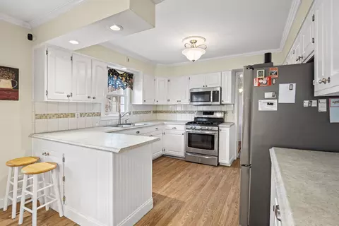 Kitchen - 420 Summit St, Algonquin, IL 60102 photo 1 of 2