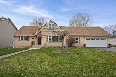 420 Summit St, Algonquin, IL 60102