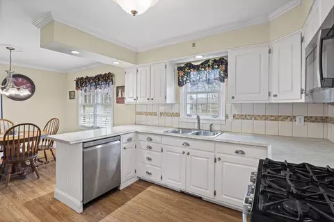 Kitchen - 420 Summit St, Algonquin, IL 60102 photo 2 of 2