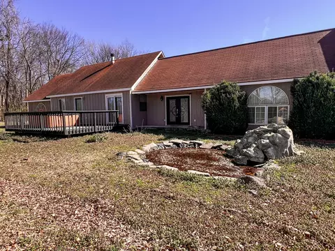 21604 Fox Dr, Carlyle, IL 62231