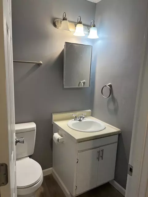 Bath - 341 S Harrison Ave, Kankakee, IL 60901 photo 2 of 3