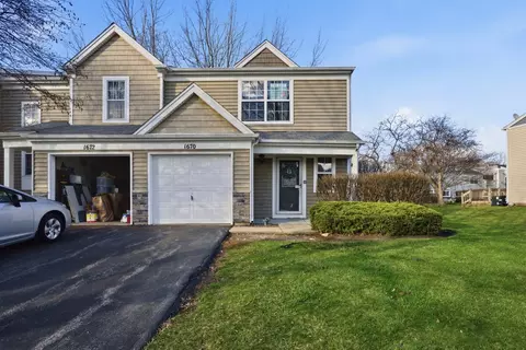 1670 College Green Dr, Elgin, IL 60123