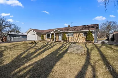 27 W285 Bauer Rd, Naperville, IL 60563