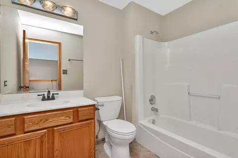 Bath - 936 Treeline Ct, Lockport, IL 60441 photo 3 of 3