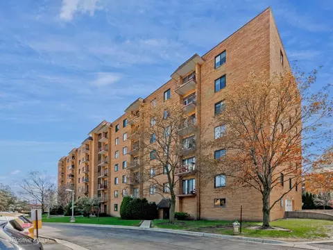 1717 W Crystal Ln #702, Mount Prospect, IL 60056