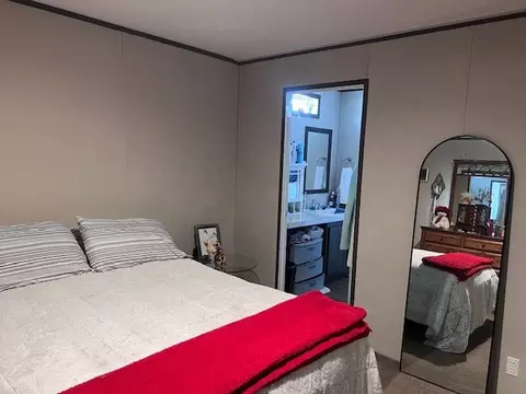 Bedroom - 344 Seba St, Hurst, IL 62949 photo 1 of 4