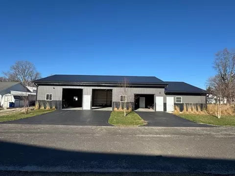 15 E 1st St, Milledgeville, IL 61051