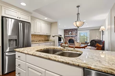 Kitchen - 1122 Creekside Dr, Wheaton, IL 60189 photo 2 of 4