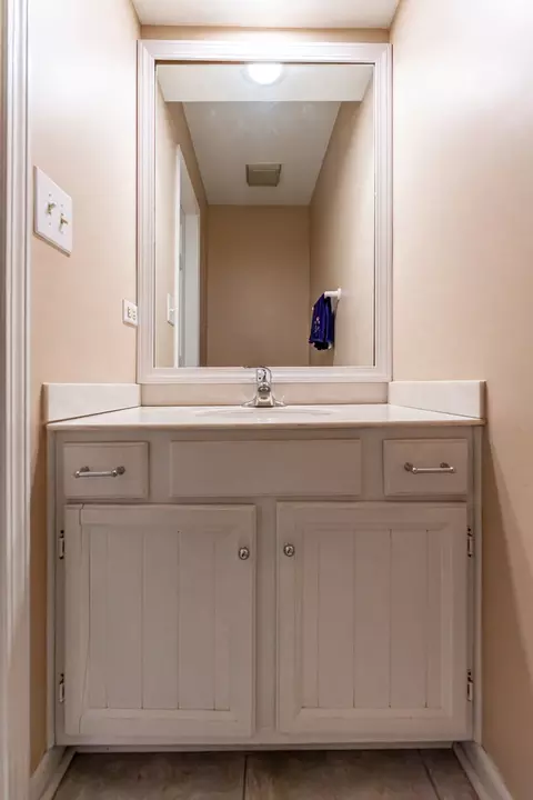 Bath - 1122 Creekside Dr, Wheaton, IL 60189 photo 1 of 4