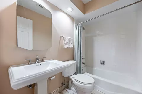 Bath - 1122 Creekside Dr, Wheaton, IL 60189 photo 4 of 4