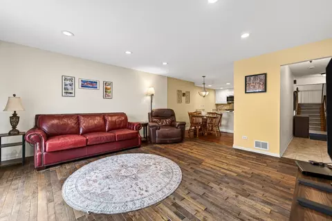 Living - 1122 Creekside Dr, Wheaton, IL 60189 photo 2 of 4
