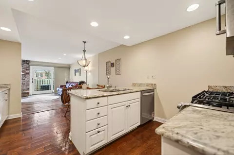 Kitchen - 1122 Creekside Dr, Wheaton, IL 60189 photo 4 of 4